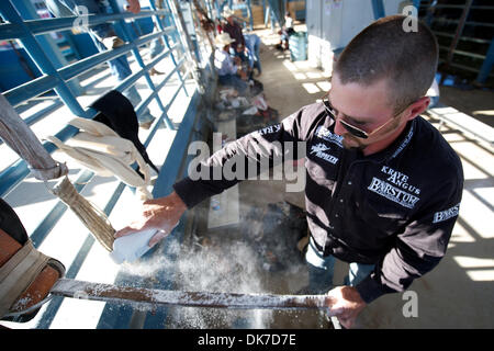 20. Juni 2011 - Reno, Nevada, US - Steven Dent von Mullen, NE bereitet seine Takelage beim Reno Rodeo. (Kredit-Bild: © Matt Cohen/Southcreek Global/ZUMAPRESS.com) Stockfoto