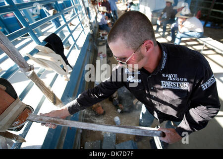 20. Juni 2011 - Reno, Nevada, US - Steven Dent von Mullen, NE bereitet seine Takelage beim Reno Rodeo. (Kredit-Bild: © Matt Cohen/Southcreek Global/ZUMAPRESS.com) Stockfoto