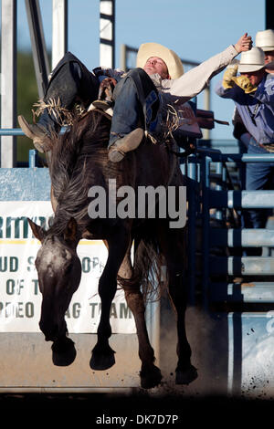 20. Juni 2011 - Reno, Nevada, USA - reitet Steven Peebles von Redmond, oder Spotted Berg beim Reno Rodeo. (Kredit-Bild: © Matt Cohen/Southcreek Global/ZUMAPRESS.com) Stockfoto