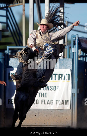 20. Juni 2011 - Reno, Nevada, USA - reitet Steven Peebles von Redmond, oder Spotted Berg beim Reno Rodeo. (Kredit-Bild: © Matt Cohen/Southcreek Global/ZUMAPRESS.com) Stockfoto