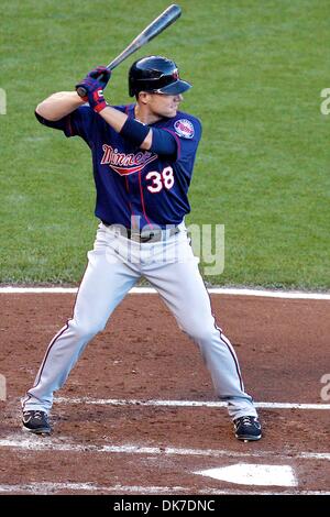 21. Juni 2011 - San Francisco, Kalifornien, USA - Minnesota Twins erster Basisspieler Luke Hughes (38) auf bat während der MLB-Spiel zwischen den San Francisco Giants und den Minnesota Twins.  Die Minnesota Twins gewinnen das Spiel 9-2. (Kredit-Bild: © Dinno Kovic/Southcreek Global/ZUMAPRESS.com) Stockfoto