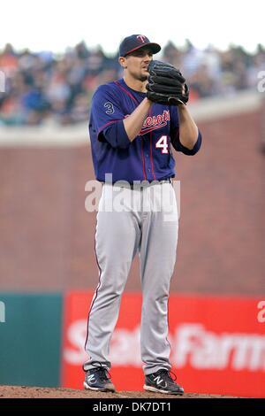 21. Juni 2011 - San Francisco, Kalifornien, USA - Minnesota Twins ab Krug Carl Pavano (48) liefert einen Stellplatz in der MLB-Spiel zwischen den San Francisco Giants und den Minnesota Twins.  Die Minnesota Twins gewinnen das Spiel 9-2. (Kredit-Bild: © Dinno Kovic/Southcreek Global/ZUMAPRESS.com) Stockfoto