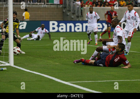 22. Juni 2011 - Houston, Texas, USA - USA Mittelfeldspieler C. Dempsey (8) wird das Futter von Vereinigten Staaten Angreifer L. Donovan (10) und setzen die USA auf dem Brett und an der Spitze in der 77. Minute punktet. USA gegen Panama 1: 0 in den CONCACAF Gold Cup Halbfinale 2011 im Reliant Stadium in Houston, Texas. (Kredit-Bild: © Luis Leyva/Southcreek Global/ZUMAPRESS.com) Stockfoto