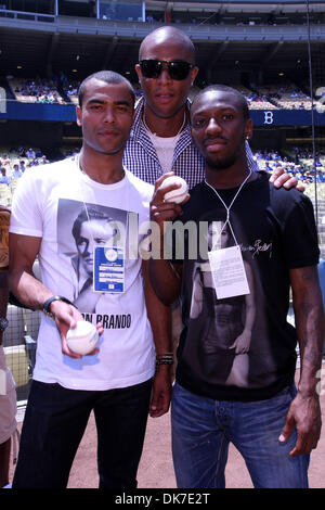 22. Juni 2011 - Los Angeles, California, Vereinigte Staaten von Amerika - Ashley Cole (links) links hinten für Chelsea, Zat Knight (Mitte) ein Innenverteidiger für Bolton und Shaun Wright-Phillips (rechts) spielt rechten Flügel für Manchester United warf zeremoniellen ersten Seillängen vor Beginn der Inter-Liga Spiel zwischen den, Detroit Tigers und die Los Angeles Dodgers im Dodger Stadium Stockfoto