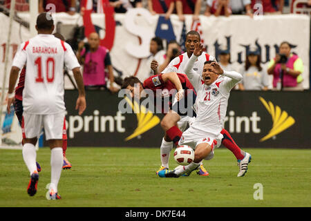 22. Juni 2011 - kollidierte Houston, Texas, USA - United States Soccer Team Mittelfeldspieler Sacha Kljestan (16) und Panama Soccer Team Mittelfeldspieler AmÃlcar HenrÃquez (21) versucht, den Ball zu erhalten. USA gegen Panama 1: 0. (Kredit-Bild: © Juan DeLeon/Southcreek Global/ZUMAPRESS.com) Stockfoto