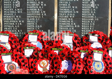 Mohn Kränze und Namen auf ein Kenotaph während einer Erinnerung Service, UK Stockfoto