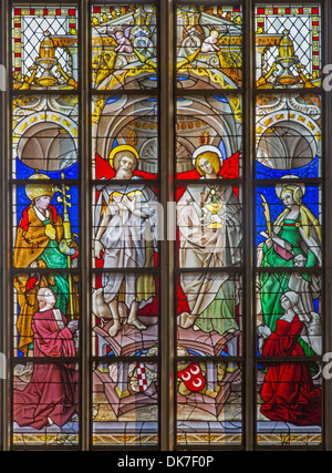 Antwerpen, Belgien - 5. SEPTEMBER: Fensterscheibe des Apostel Johannes und Jakob von Kathedrale unserer lieben Frau Stockfoto