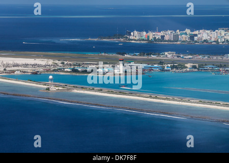 Flughafen Male auf den Malediven als aus der Luft gesehen. Insel Hulhulé Stockfoto