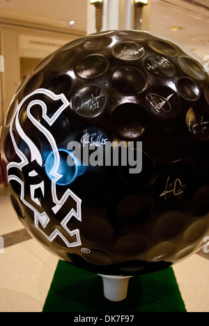 Chicago White Sox A Reihe von riesigen Golfbälle auf dem Display in Chicagos Michigan Avenue als Teil einer Ausstellung zur Förderung dieser Stockfoto