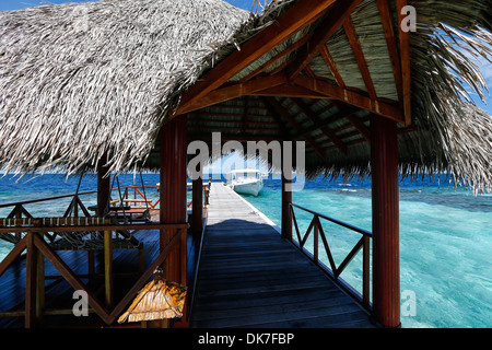 Hütte und Boot auf einer Bounty Island Paradise Stockfoto