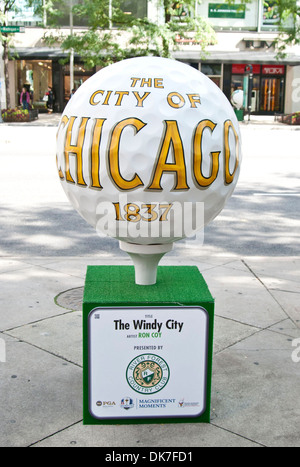 Die Windy City A-Serie von riesigen Golfbälle auf dem Display in Chicagos Michigan Avenue als Teil einer Ausstellung zur Förderung dieser Stockfoto