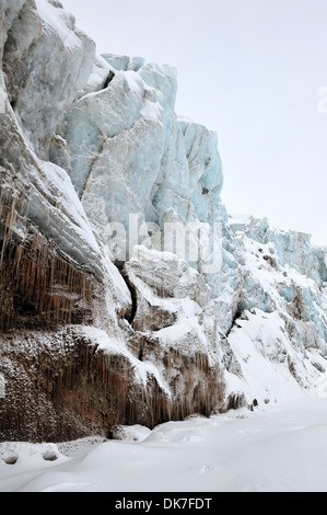 Sehen Sie auf einen gefrorenen Gletscher aus dem Packeis, Spitzbergen, Svalbard, Norwegen. Stockfoto