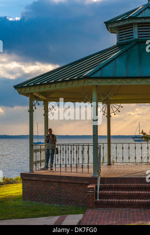 Fotograf mit Kamera im Pavillon auf dem St. Johns River in Green Cove Springs, Florida Stockfoto