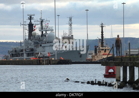 HMS Edinburgh kommt für ihr Finale Besuch in ihrem Namensvetter Stadt, wie sie ist in den Ruhestand vom service Stockfoto