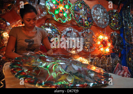 Manila, Philippinen. 3. Dezember 2013. MANILA, Philippinen - ein Stall Attendant arbeitet an einer Capiz Laterne an einer Laterne Stand in Pasay City, südlich von Manila am 3. Dezember 2013. Straßen sind aufgehellt, zieht Käufer sowie Passanten mit den funkelnden Lichtern dieser Weihnachten Laternen angezeigt, da Filipinos früh für die Feiertage so früh als Semptember.Photo vorbereiten: George Calvelo/NurPhoto © George Calvelo/NurPhoto/ZUMAPRESS.com/Alamy Live-Nachrichten Stockfoto