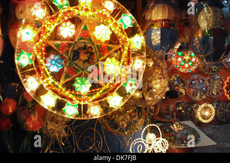 Manila, Philippinen. 3. Dezember 2013. MANILA, Philippinen - eine Laterne strahlt hell wie ein Stall damit verbundenen Werke auf einer Capiz Laterne an einer Laterne Stand in Pasay City, südlich von Manila am 3. Dezember 2013. Straßen sind aufgehellt, zieht Käufer sowie Passanten mit den funkelnden Lichtern dieser Weihnachten Laternen angezeigt, da Filipinos früh für die Feiertage so früh als Semptember.Photo vorbereiten: George Calvelo/NurPhoto © George Calvelo/NurPhoto/ZUMAPRESS.com/Alamy Live-Nachrichten Stockfoto