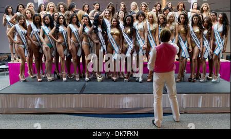 Berlin, Deutschland. 3. Dezember 2013. Junge Frauen präsentieren sich als Kandidaten für das Finale der Miss Intercontinental Wahl während eines Foto-shooting in Berlin, Deutschland, 3. Dezember 2013. 61 junge Frauen aus 61 Ländern konkurrieren um den Titel. Foto: Tim Brakemeier/Dpa/Alamy Live News Stockfoto