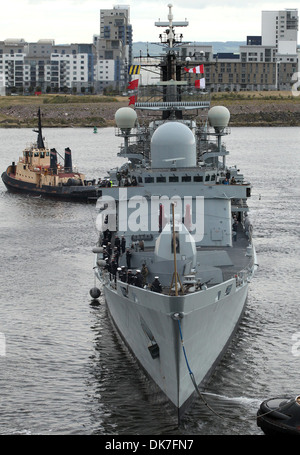 HMS Edinburgh kommt für ihr Finale Besuch in ihrem Namensvetter Stadt, wie sie ist in den Ruhestand vom service Stockfoto