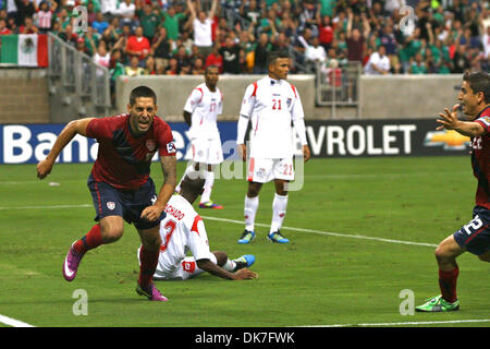 22. Juni 2011 - Houston, Texas, USA - feiert USA Mittelfeldspieler C. Dempsey (8) nach seinem Tor um die Vereinigten Staaten bis 1-0. USA gegen Panama 1: 0 in den CONCACAF Gold Cup Halbfinale 2011 im Reliant Stadium in Houston, Texas. (Kredit-Bild: © Luis Leyva/Southcreek Global/ZUMAPRESS.com) Stockfoto