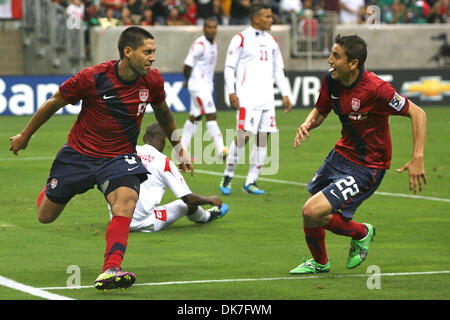 22. Juni 2011 - Houston, Texas, USA - feiert USA Mittelfeldspieler C. Dempsey (8) nach seinem Tor um die Vereinigten Staaten bis 1-0. USA gegen Panama 1: 0 in den CONCACAF Gold Cup Halbfinale 2011 im Reliant Stadium in Houston, Texas. (Kredit-Bild: © Luis Leyva/Southcreek Global/ZUMAPRESS.com) Stockfoto