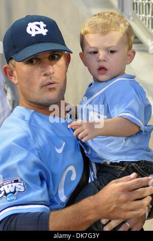 22. Juni 2011 - Omaha, Nebraska, USA - Co-Trainer Scott Jackson (15) hält seinen Sohn Tyler Jackson nach dem Spiel. Vanderbilt besiegte North Carolina 5-1 am College World Series im TD Ameritrade Park in Omaha, Nebraska.  North Carolina ist aus dem Turnier ausgeschieden und Vanderbilt spielt Florida Freitag Nachmittag. (Kredit-Bild: © Steven Branscombe/Southcreek Global/ZUMApre Stockfoto