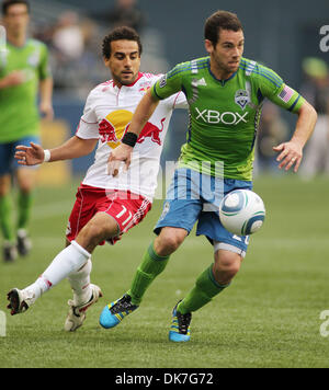 23. Juni 2011 - Manöver Seattle, Washington, USA - Seattle Sounders FC-Verteidiger ZACH SCOTT (rechts) den Ball gegen die New York Red Bulls vorwärts DWAYNE DE ROSARIO in der ersten Phase ihrer MLS-Fußballspiel im Qwest Field in Seattle, Washington. (Kredit-Bild: © Anthony Bolante/ZUMAPRESS.com) Stockfoto