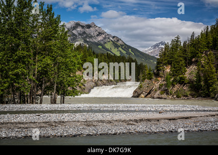 Der Bow River verliebt sich in Banff, Banff Nationalpark, Alberta, Kanada. Stockfoto