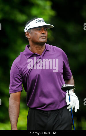 23. Juni 2011 - Cromwell, Connecticut, USA - Vijay Singh Uhren seiner Fahrt aus dem 13. Abschlag während der ersten Runde Maßnahmen auf die Reisenden-Meisterschaft in der TPC River Highlands in Cromwell, Connecticut. Spiel wurde auf 11:30 aufgrund von schlechtem Wetter ausgesetzt. (Kredit-Bild: © Geoff Bolte/Southcreek Global/ZUMAPRESS.com) Stockfoto