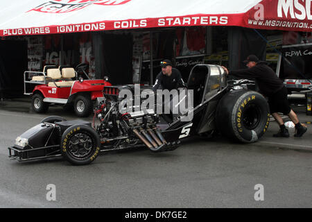 23. Juni 2011 - wird Norwalk, Ohio, USA - Cruz Pedregon lustiges Auto, nachdem aus der Abschleppwagen genommen in seinem Boxenbereich geschoben. (Kredit-Bild: © Alan Ashley/Southcreek Global/ZUMAPRESS.com) Stockfoto