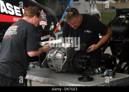 23. Juni 2011 - Norwalk, Ohio, USA - Arbeit an der Hinterachse ein lustiges Auto ein paar Crew-Mitglieder. (Kredit-Bild: © Alan Ashley/Southcreek Global/ZUMAPRESS.com) Stockfoto