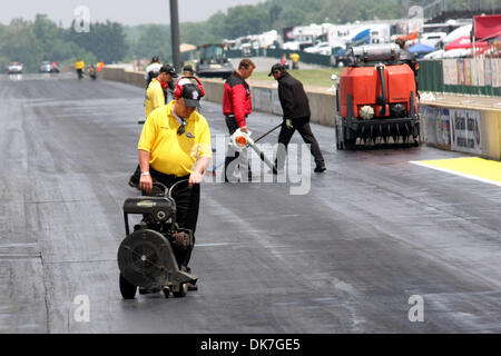 23. Juni 2011 - Norwalk, Ohio, USA - The NHRA Besatzung Sicherheitsarbeit um die Strecke zu reinigen, nachdem der Regen aufgehört. (Kredit-Bild: © Alan Ashley/Southcreek Global/ZUMAPRESS.com) Stockfoto