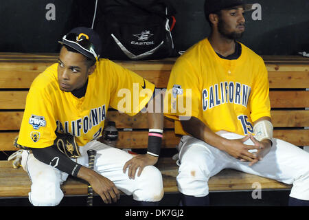 23. Juni 2011 - Omaha, Nebraska, USA - Darrel Matthews (2) und Marcus Semien (15) erkennen, dass ihre Traumsaison ist vorbei. Virginia besiegte California 8-1 am College World Series im TD Ameritrade Park in Omaha, Nebraska.  California scheidet aus dem Turnier und Virginia spielt Südcarolina Freitagabend. (Kredit-Bild: © Steven Branscombe/Southcreek Global/ZUMApress.com) Stockfoto