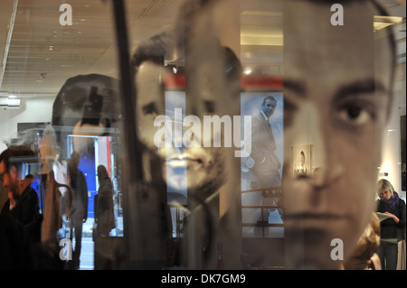 Atmosphäre 50 Jahre James Bond - drücken Sie Anzeig bei Christie's London South Kensington Verkaufsraum London England - 28.09.12 Stockfoto