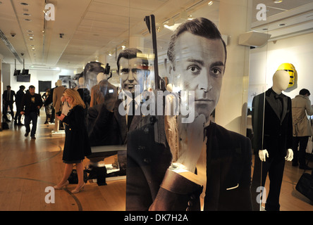 Atmosphäre 50 Jahre James Bond - drücken Sie Anzeig bei Christie's London South Kensington Verkaufsraum London England - 28.09.12 Stockfoto