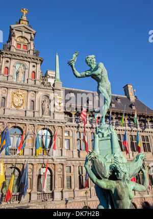 Antwerpen - Rathaus und Brabo-Brunnen im Morgenlicht Stockfoto