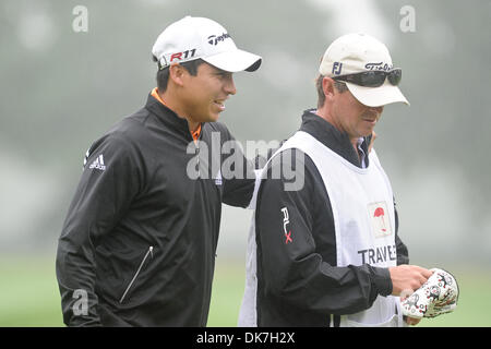 24. Juni 2011 - pats Cromwell, Connecticut, USA - Andres Romero sein Caddie auf der Rückseite nach Abschluss seiner ersten Runde mit einem 6 unter. Erste Runde spielen bei der Reisende Championship am Freitag um 07:00 wiederaufgenommen. (Kredit-Bild: © Geoff Bolte/Southcreek Global/ZUMAPRESS.com) Stockfoto