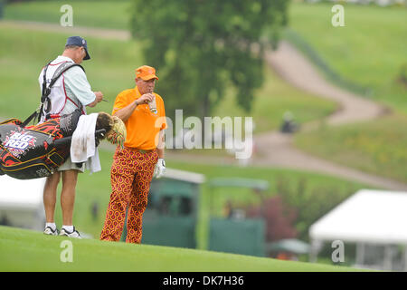 24. Juni 2011 - Cromwell, Connecticut, nimmt US - John Daly einen Schluck von seinem Getränk auf dem 2. Fairway in der ersten Runde der Reisenden-Meisterschaft in der TPC River Highlands am Freitag. (Kredit-Bild: © Geoff Bolte/Southcreek Global/ZUMAPRESS.com) Stockfoto