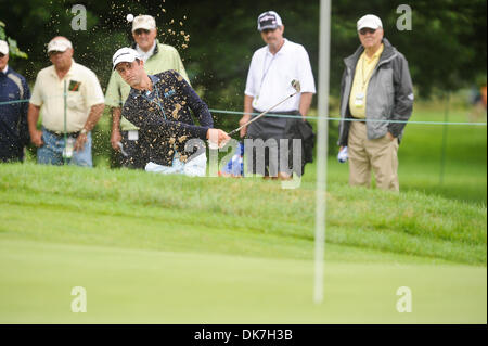 24. Juni 2011 - Cromwell, Connecticut, USA - chips Alexandre Rocha aus dem Bunker durch das 5. Loch während der ersten Runde Wiedergabe der Reisende Meisterschaft TPC River Highlands am Freitag. (Kredit-Bild: © Geoff Bolte/Southcreek Global/ZUMAPRESS.com) Stockfoto