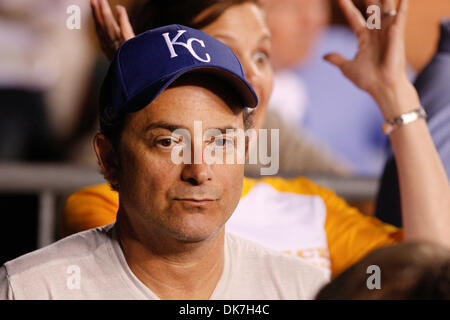 24. Juni 2011 - Kansas City, Missouri, US - Schauspieler Kevin Pollak genießt am Freitag Baseball-Spiel zwischen den Kansas City Royals und die Chicago Cubs im Kauffman Stadium in Kansas City, Missouri. (Kredit-Bild: © James Allison/Southcreek Global/ZUMAPRESS.com) Stockfoto