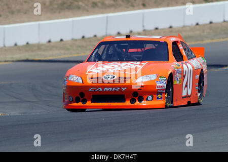 24. Juni 2011 - Sonoma, Kalifornien, USA - Joe Gibbs Racing Fahrer Joey Logano (20) in der The Home Depot Toyota während des Trainings in der NASCAR Sprint Cup Series Toyota sparen Mart 350 auf dem Infineon Raceway. (Kredit-Bild: © Matt Cohen/Southcreek Global/ZUMAPRESS.com) Stockfoto