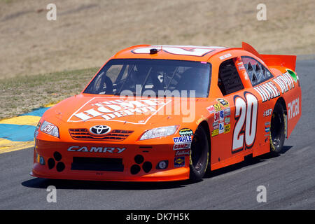 24. Juni 2011 - Sonoma, Kalifornien, USA - Joe Gibbs Racing Fahrer Joey Logano (20) in der The Home Depot Toyota während des Trainings in der NASCAR Sprint Cup Series Toyota sparen Mart 350 auf dem Infineon Raceway. (Kredit-Bild: © Matt Cohen/Southcreek Global/ZUMAPRESS.com) Stockfoto