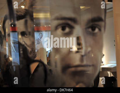 Atmosphäre 50 Jahre James Bond - drücken Sie Anzeig bei Christie's London South Kensington Verkaufsraum London England - 28.09.12 Stockfoto