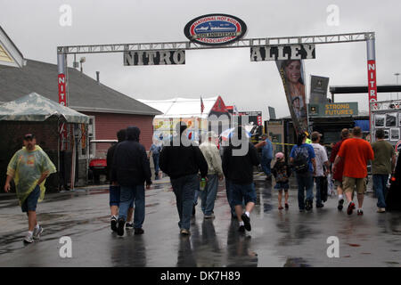 24. Juni 2011 - Norwalk, Ohio, USA - Fans herumlaufen eine nasse Nitro-Gasse. Regen den ganzen Tag gesunken. (Kredit-Bild: © Alan Ashley/Southcreek Global/ZUMAPRESS.com) Stockfoto