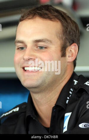 24. Juni 2011 - lächelt Norwalk, Ohio, USA - Funny Car Fahrer Matt Hagan nach Unterzeichnung ein Autogramm. (Kredit-Bild: © Alan Ashley/Southcreek Global/ZUMAPRESS.com) Stockfoto