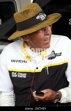 24. Juni 2011 - Norwalk, Ohio, USA - NHRA offizielle Starter Rick Stewart sitzt und wartet auf den Regen zu stoppen, so dass die Strecke gereinigt bekommen kann. (Kredit-Bild: © Alan Ashley/Southcreek Global/ZUMAPRESS.com) Stockfoto