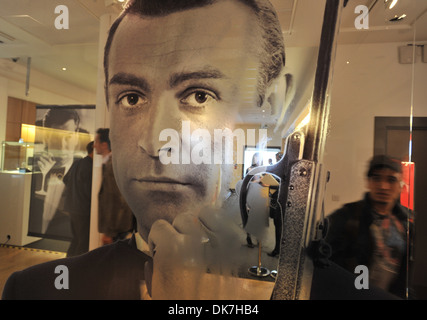 Atmosphäre 50 Jahre James Bond - drücken Sie Anzeig bei Christie's London South Kensington Verkaufsraum London England - 28.09.12 Stockfoto