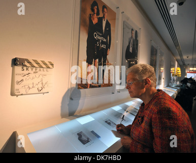 Atmosphäre 50 Jahre James Bond - drücken Sie Anzeig bei Christie's London South Kensington Verkaufsraum London England - 28.09.12 Stockfoto