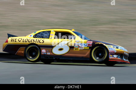 24. Juni 2011 - Sonoma, Kalifornien, USA - NASCAR-Rennfahrer DAVID RAGAN #6 Praxis während der 23. jährlichen Toyota/Save Mart 350 auf dem Infineon Raceway in Sonoma, Kalifornien am 24. Juni 2011. (Kredit-Bild: © William Mancebo/ZUMAPRESS.com) Stockfoto