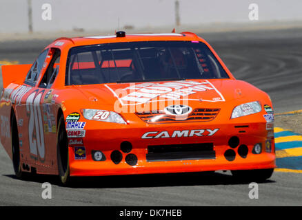 24. Juni 2011 - Sonoma, Kalifornien, USA - NASCAR-Fahrer JOEY LOGANO #20 Praxis während der 23. jährlichen Toyota/Save Mart 350 auf dem Infineon Raceway in Sonoma, Kalifornien am 24. Juni 2011. (Kredit-Bild: © William Mancebo/ZUMAPRESS.com) Stockfoto