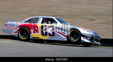 24. Juni 2011 - Sonoma, Kalifornien, USA - NASCAR-Fahrer BRIAN VICKERS #83 Praxis während der 23. jährlichen Toyota/Save Mart 350 auf dem Infineon Raceway in Sonoma, Kalifornien am 24. Juni 2011. (Kredit-Bild: © William Mancebo/ZUMAPRESS.com) Stockfoto